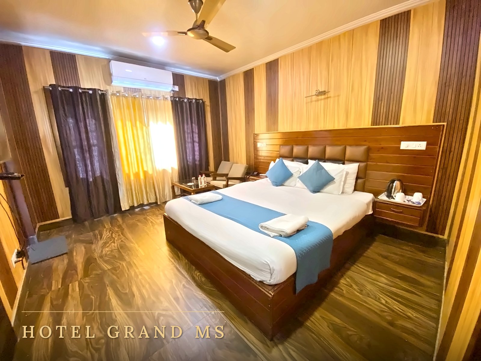 Super Deluxe Room bed and rug